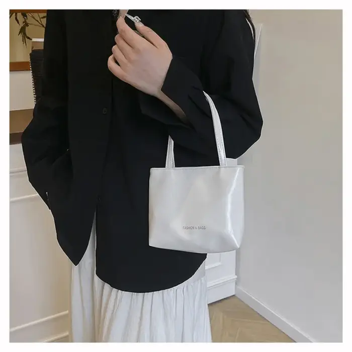 Sac à main avec bandoulière amovible et options de portage croisé/à