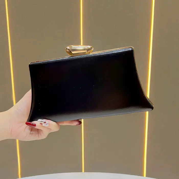 Pochette de soirée trapézoïdale fuchsia métallique brillante avec fermoir doré