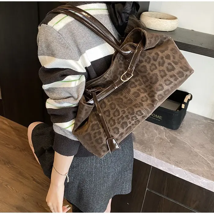 Sac fourre-tout vintage imprimé léopard avec bandoulière rose contrastante