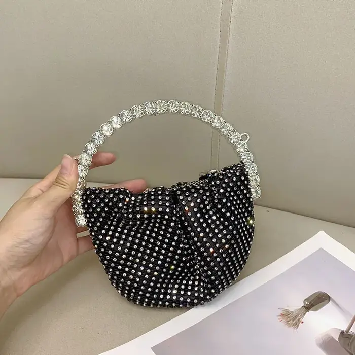 Sac à main plein de diamants