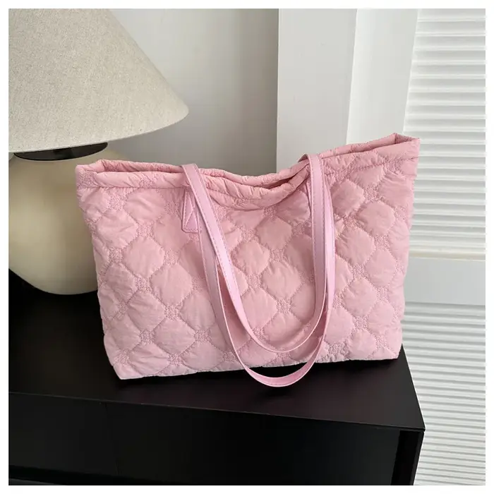 Sac fourre-tout matelassé personnalisé avec broderie pour femme