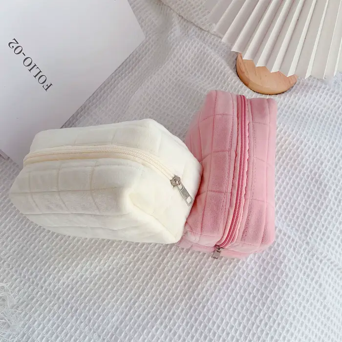 Trousse de maquillage en fourrure mignonne pour femmes