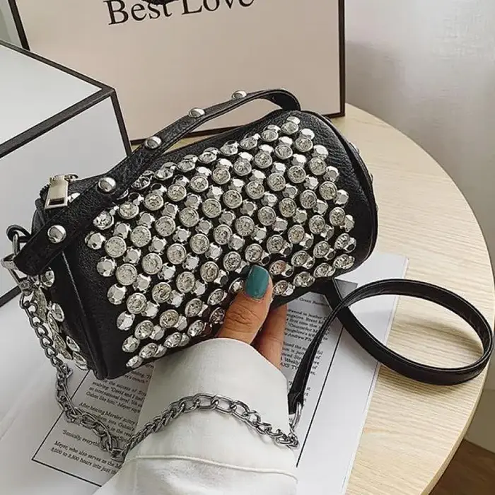 Sac à main cylindrique léger de luxe et de mode avec rivets en métal cloutés en diamant