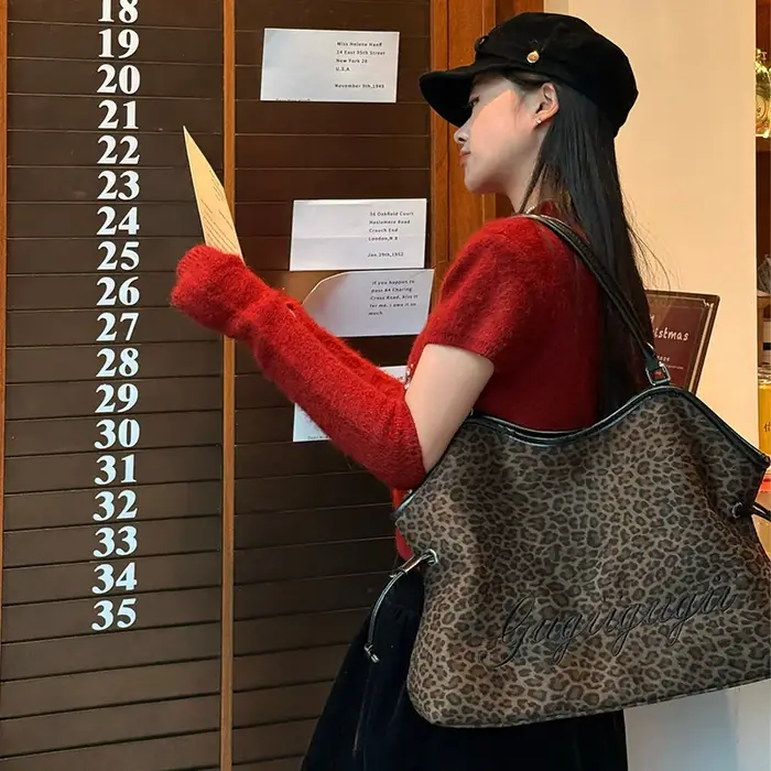 ELFSACK Y2K Sac fourre-tout de grande capacité avec lettres graphiques léopard brodées pour femme