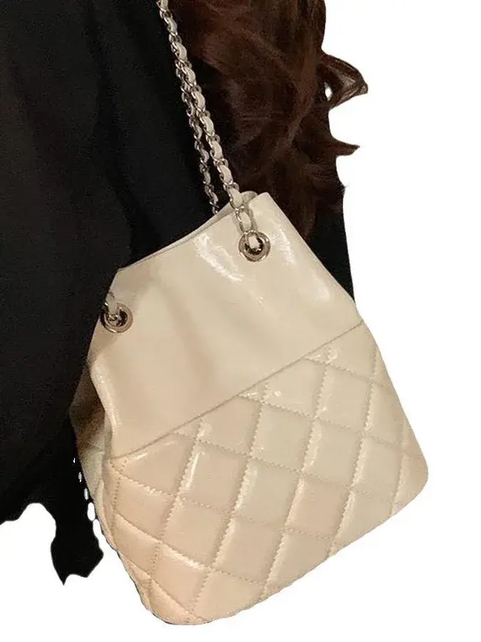 Sac seau argenté pour femme avec bandoulière chaîne