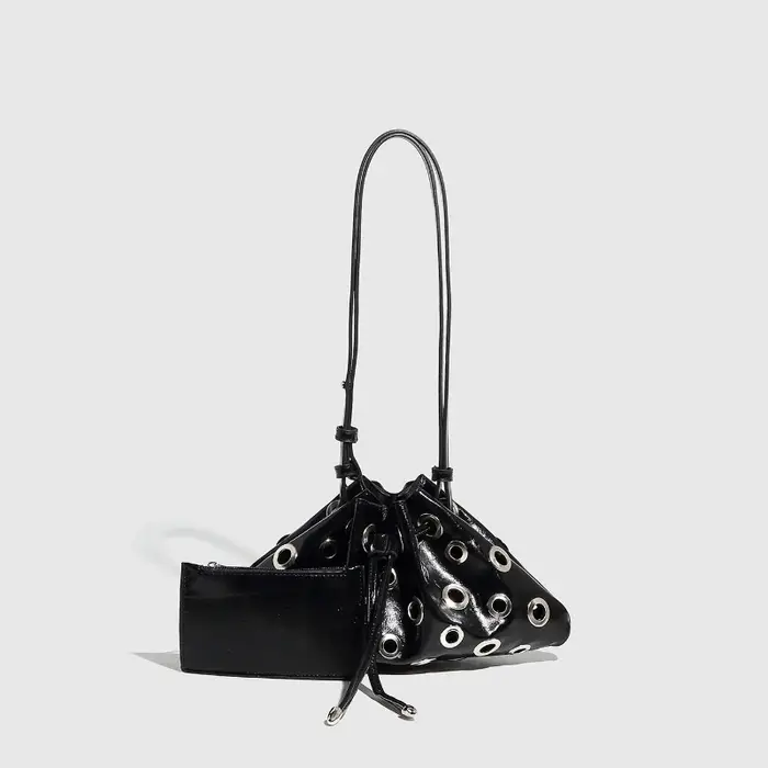 Sac seau pour femme à clous et découpes