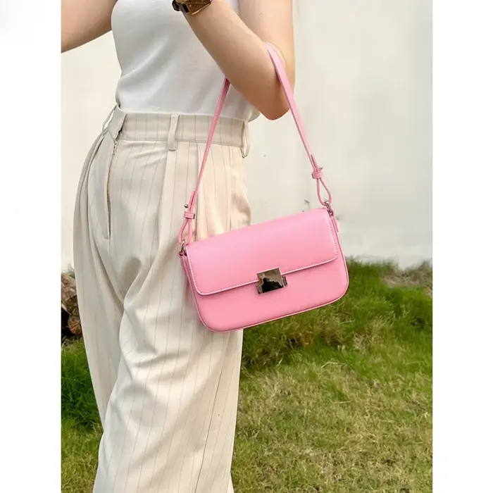 Sac à bandoulière pour femme au design urbain minimaliste luxueux