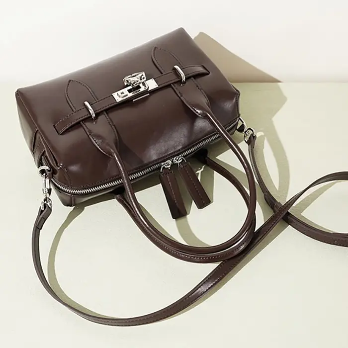 Sac à main Boston en cuir de Grain pour femmes, sac à main spacieux avec serrure, sac à bandoulière