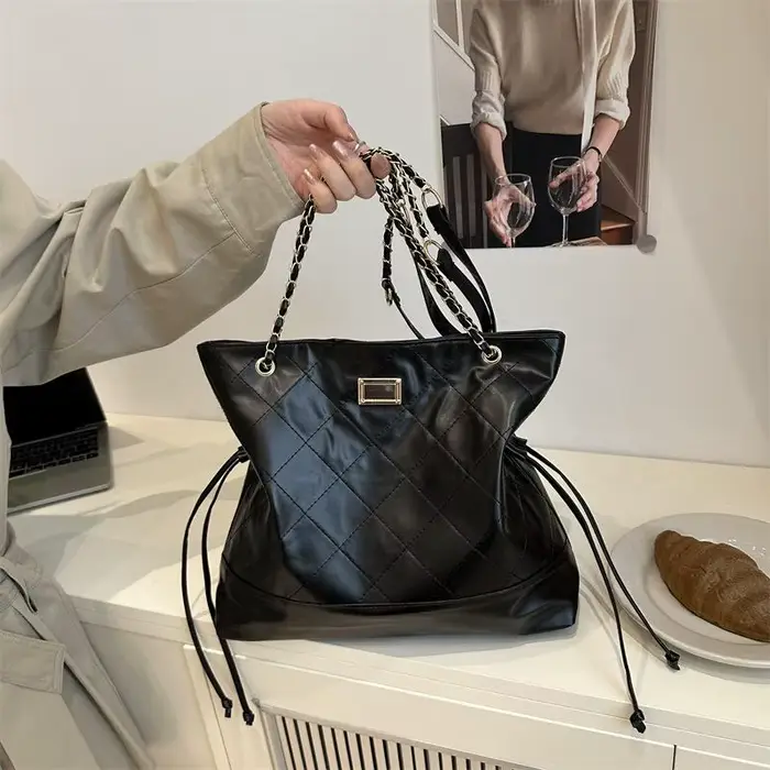 Sac fourre-tout matelassé à chaîne, grand sac à bandoulière en velours pour femmes, idéal pour le tr