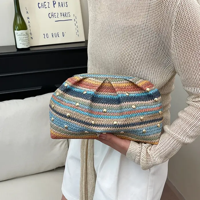 Pochette de soirée en paille tressée à rayures arc-en-ciel
