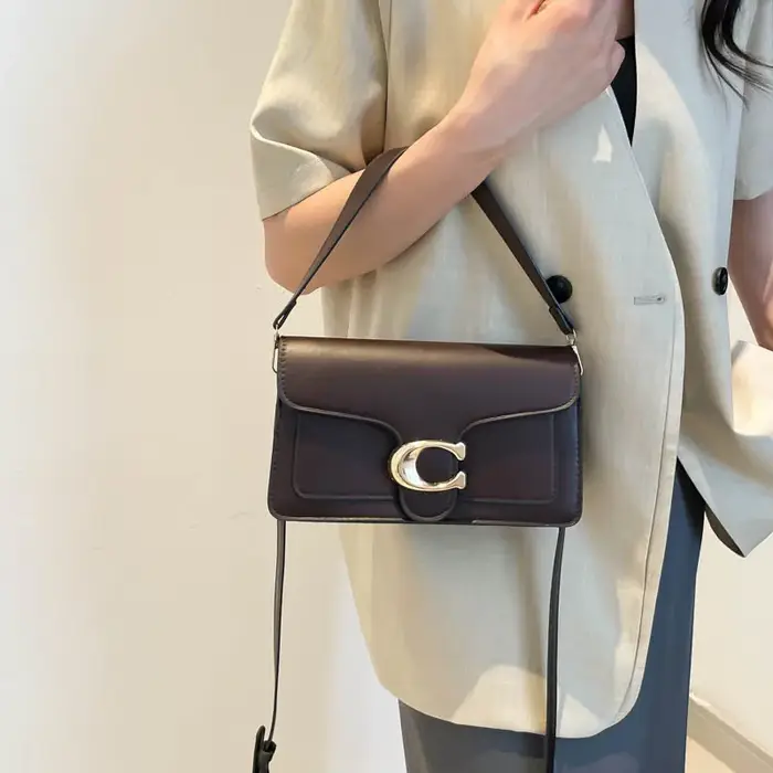 Sac à bandoulière en cuir minimaliste avec rabat logo pour femme