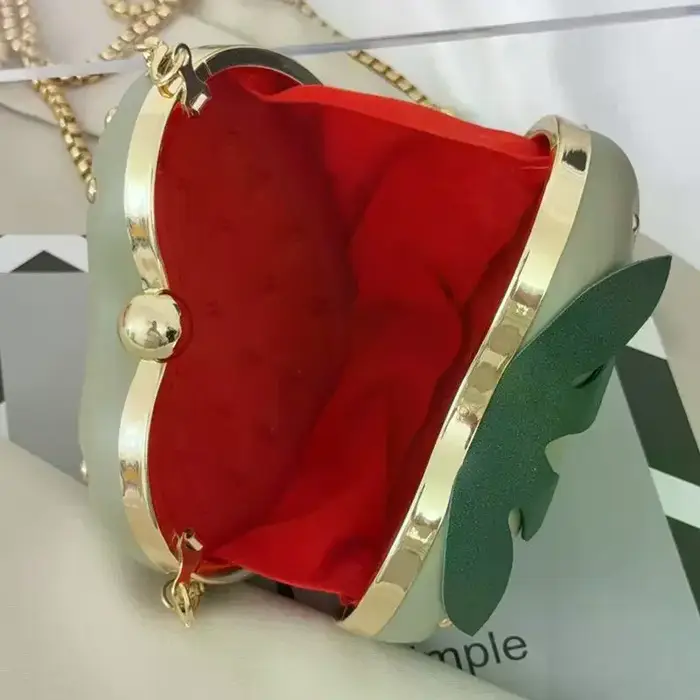 Sac bandoulière rouge en cuir motif fraise avec clous dorés et chaîne