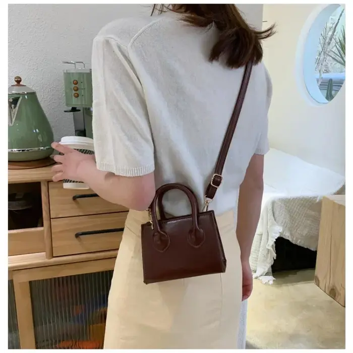 Femme petit sac carré nouveau populaire rétro Mini sacs à main littéraire foules épaule messager
