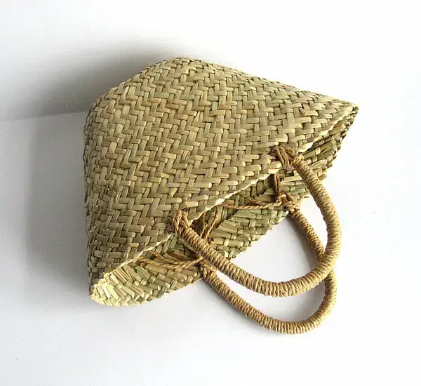 Sac à main triangulaire en herbe tissé Oblique