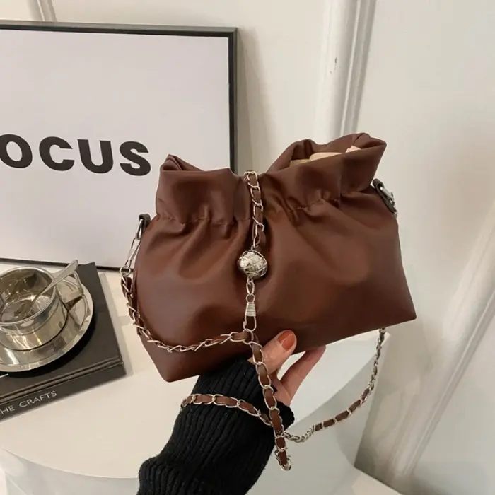 Sac seau élégant en satin plissé avec cordon de serrage et bandoulière chaîne