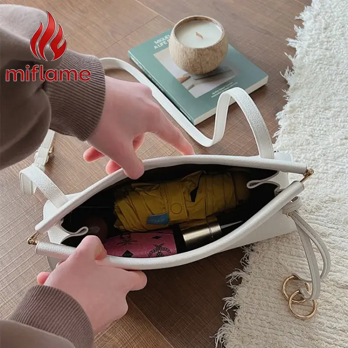 Sac à bandoulière en cuir vintage avec silhouette structurée