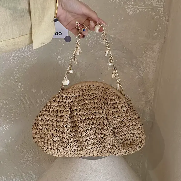 Nouveau Sac Bandoulière Femme en Paille Tressée Faite Main Style Bohème avec Chaîne Coquillage pour Plage et Voyage – Collection Été 2026