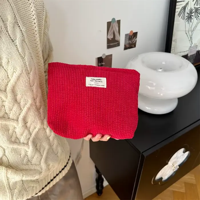 Sac à cosmétiques en velours côtelé rouge