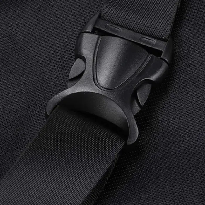 Sac bandoulière noir dissimulé sous le bras