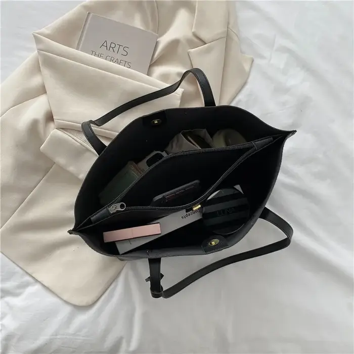 Sac fourre-tout classique en similicuir noir
