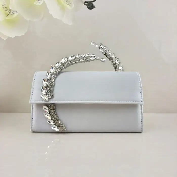 Sac à main en satin orné de diamants brillants