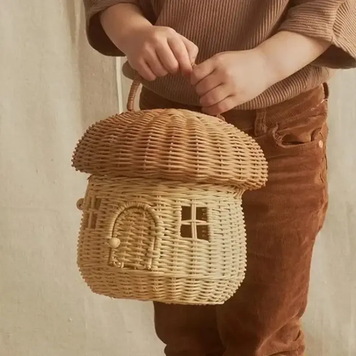Panier en rotin mignon tissé à la main