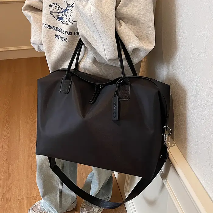 Sac à main tendance de grande capacité avec accents en cuir