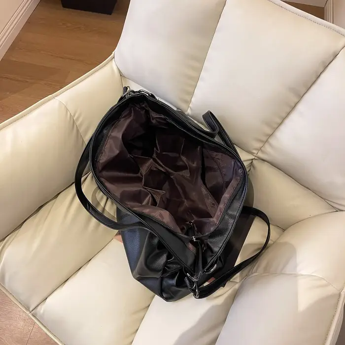 Grand Sac Hobo Noir à Bandoulière en Cuir Souple pour Femme