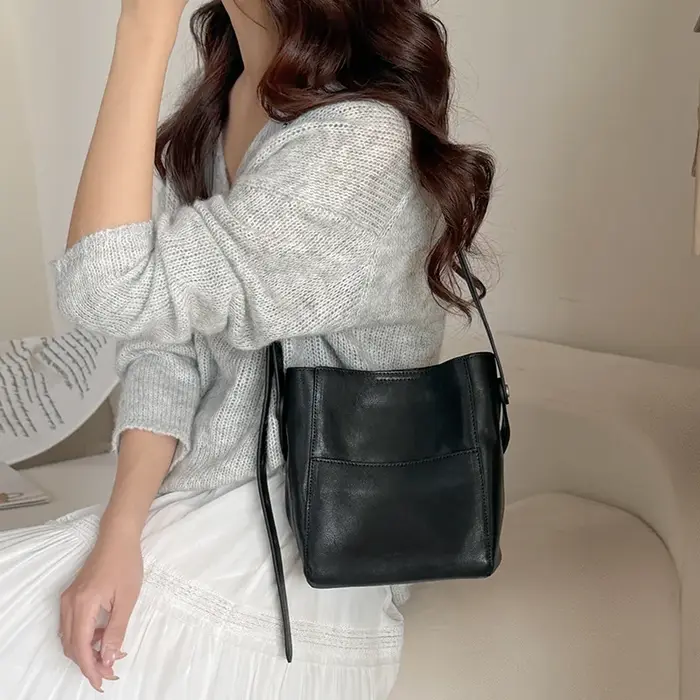 Sac seau pour femme en cuir tanné végétal, style vintage, porté épaule ou croisé, avec poignée supér