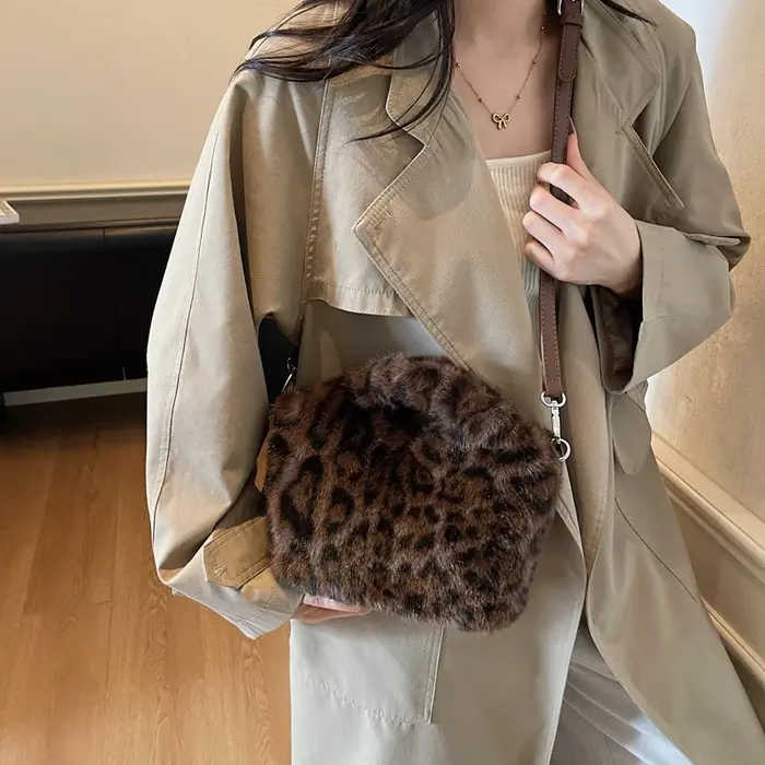 Petit sac seau en fourrure pour femmes