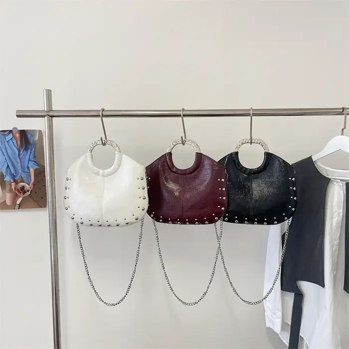 Sac à main vintage bordeaux pour femme, style punk, décorations rivets, sacs à bandoulière chaîne, nouveaux sacs de luxe de créateur 2026 pour femmes