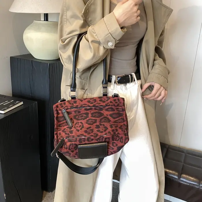 Pochette Vintage en daim léopard