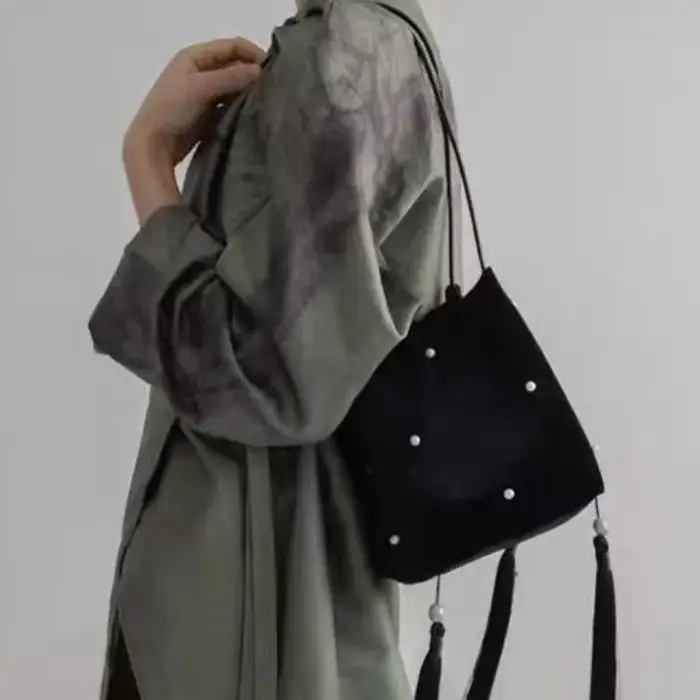 Sac à Pompon Vintage en Velours Noir pour Femme