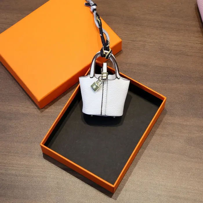 Mini pendentif en cuir léger et compact pour sacs à main femme