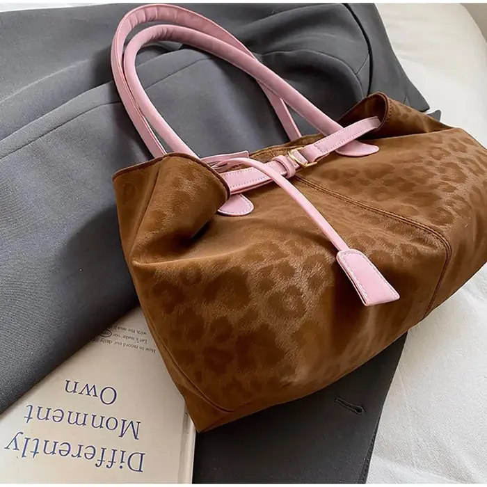Sac fourre-tout vintage imprimé léopard avec bandoulière rose contrastante