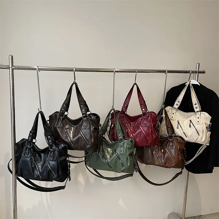 Sac à bandoulière en PU brillant avec fermeture éclair à rivets