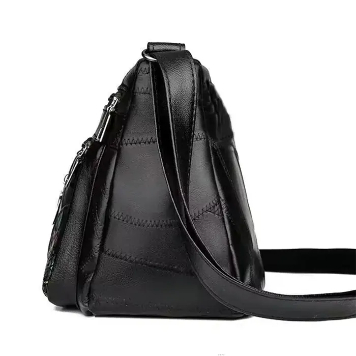 Le sac bandoulière pour femme est composé de matériau PU et de motifs imprimés