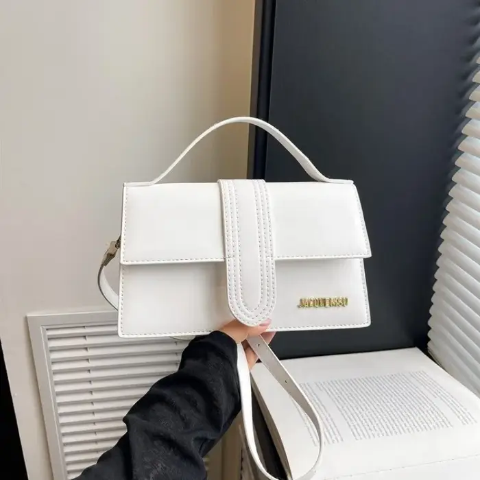Sac à langer fourre-tout tendance et élégant : Sac à main pour femme avec logo de créateur de luxe et style vintage unique