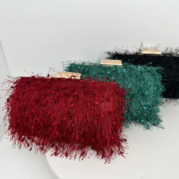 Pochette de soirée à pompon faite à la main