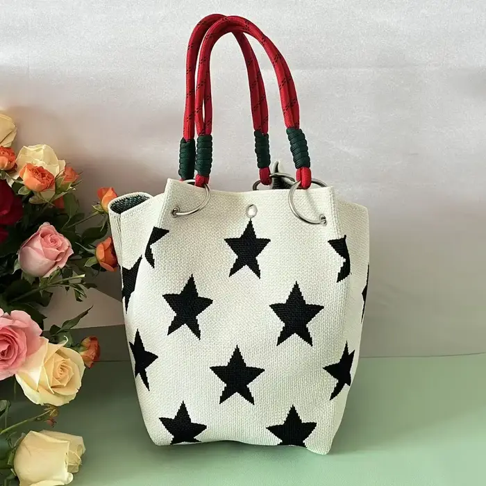 Sac à main tricoté rouge
