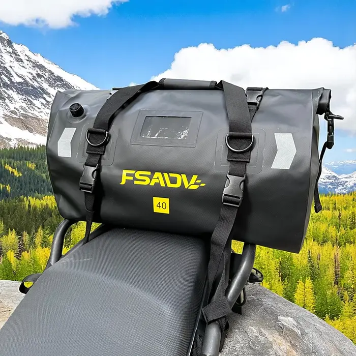 Sac arrière étanche noir carbone pour moto