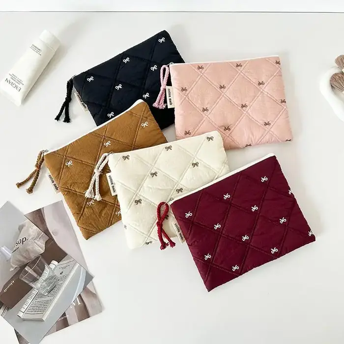 Pochette à cosmétiques matelassée avec nœud brodé