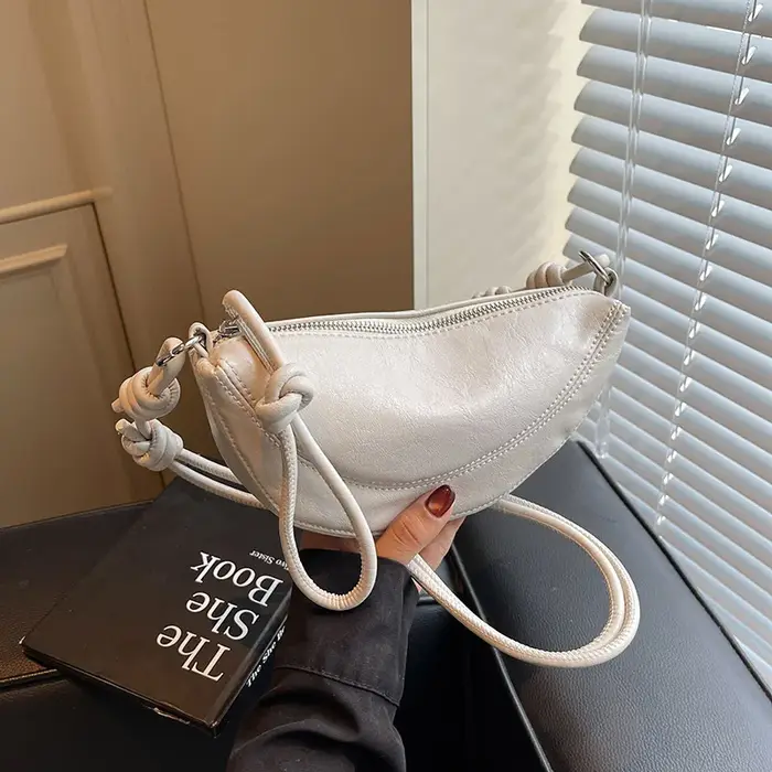 Sac à bandoulière en cuir souple en forme de dumpling pour femme, idéal pour les trajets quotidiens, sac polyvalent à porter en bandoulière ou sous le bras, tendance 2025