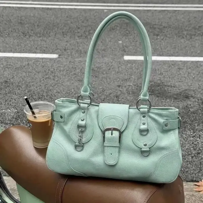 Sac à main en daim beige style Y2K avec boucle et détails anneau argentés