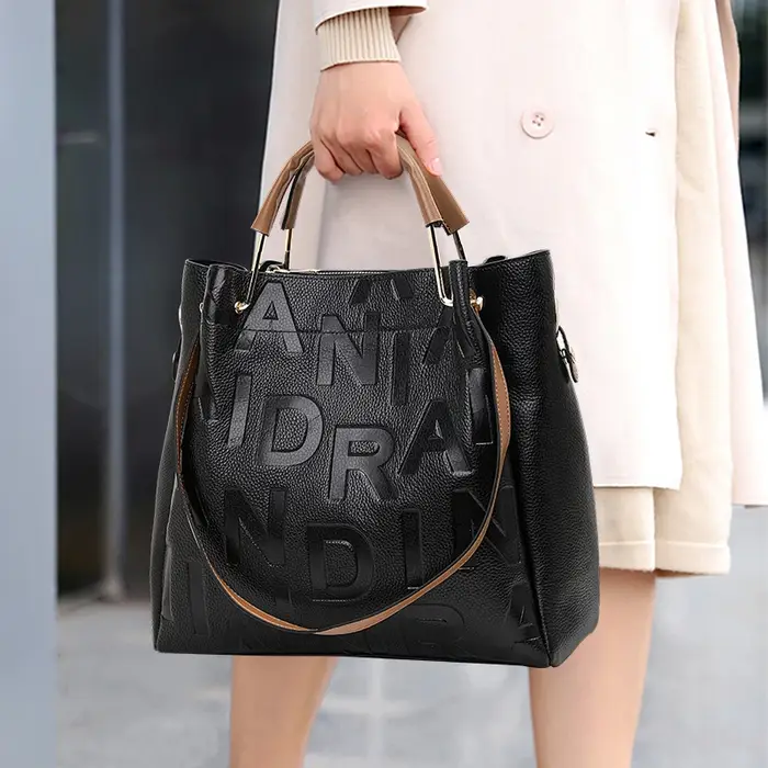 Sac à main pour femme noir haut de gamme en cuir de vache de haute qualité avec grande capacité et imprimé de lettres
