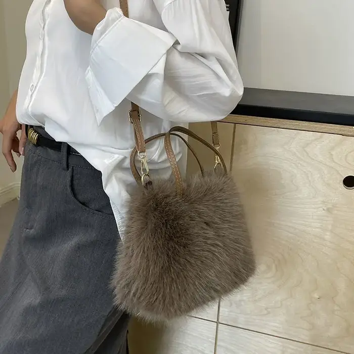 Sacs à bandoulière en fausse fourrure pour femmes