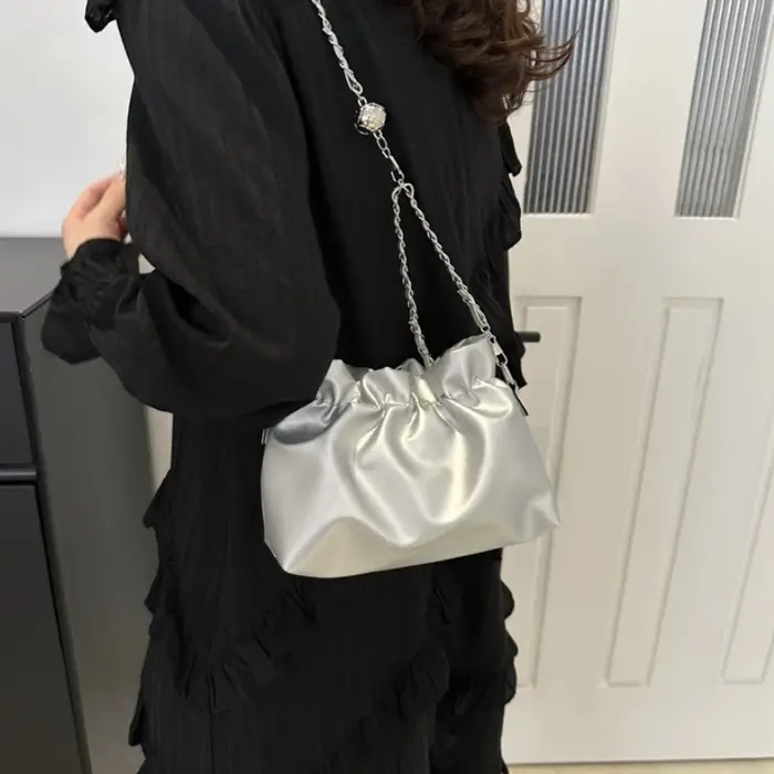 Sac seau élégant en satin plissé avec cordon de serrage et bandoulière chaîne