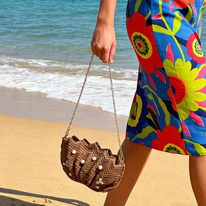 Sac à bandoulière en raphia tressé