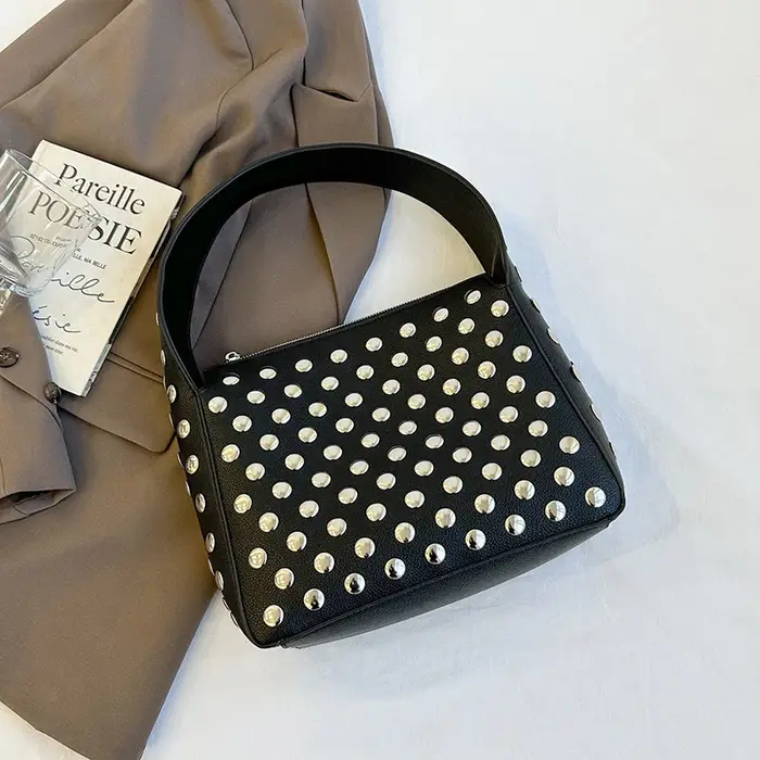 Sac à bandoulière de luxe à rivets