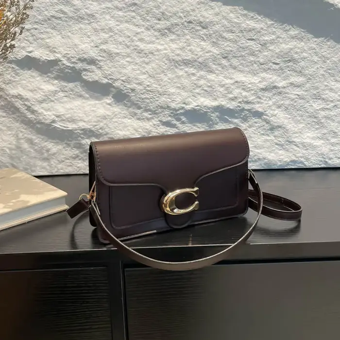 Sac à bandoulière en cuir minimaliste avec rabat logo pour femme